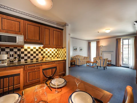 Appartement — Küchenzeile & Wohnbereich
