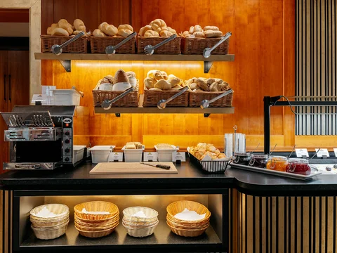 Ofenfrisches Brot und Gebäck zum Frühstück