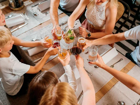 Zusammen an einem Tisch – Familienzeit beim Essen