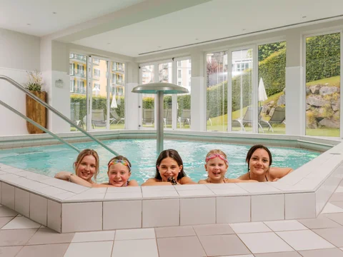 Badespaß im Hallenbad
