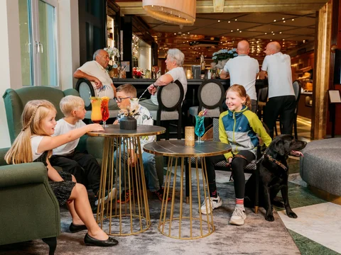Kindercocktails an der Bar — Hund inklusive